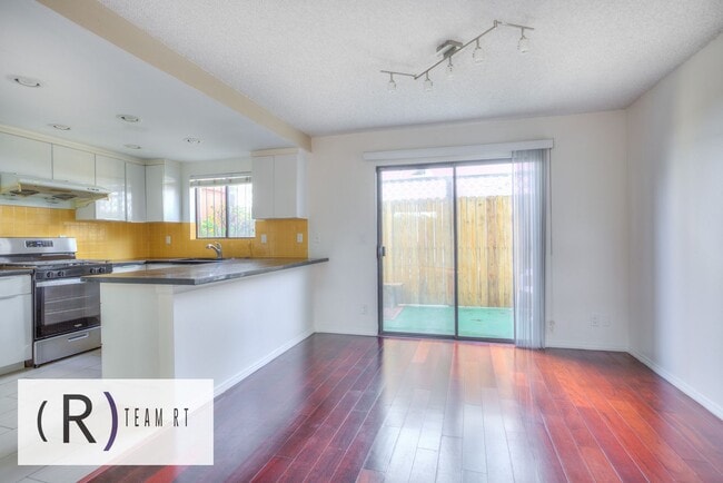 Building Photo - Gorgeous townhouse in a quiet 6-unit gated complex
