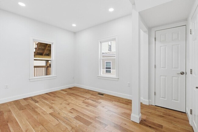 Building Photo - 438 Talbot Ave