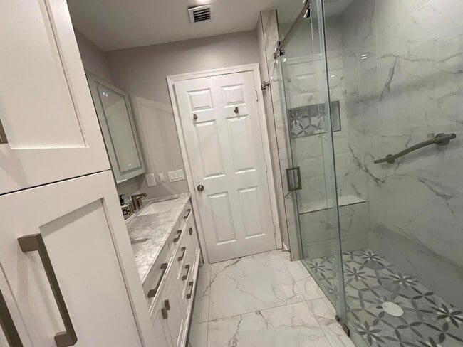 Building Photo - 5574 Royal Lake Cir