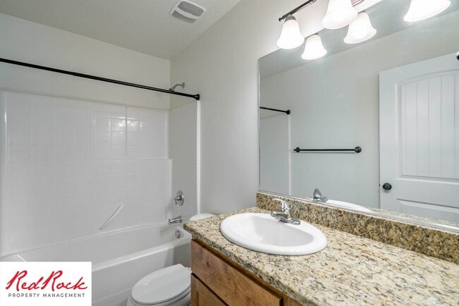 Building Photo - 3 Bedroom Townhome in Prime St. George Location