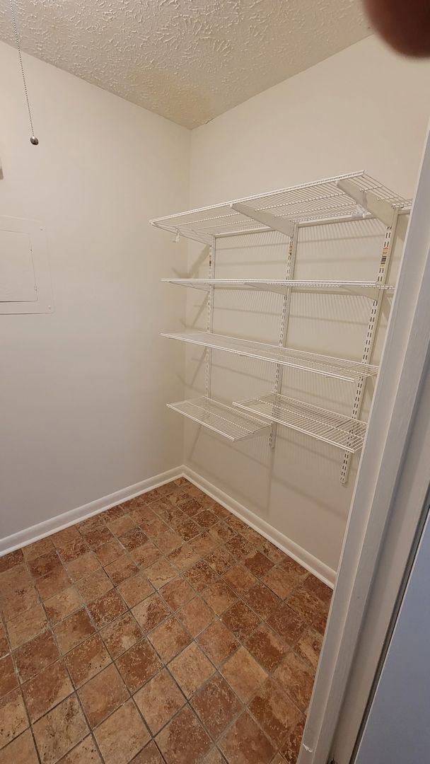 Building Photo - Renovated Condo Available in Sandy Springs!