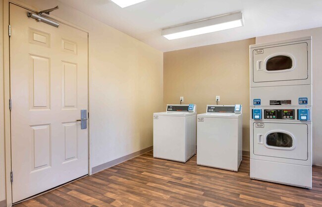 Building Photo - Furnished Studio-Indianapolis - Northwest - I-465