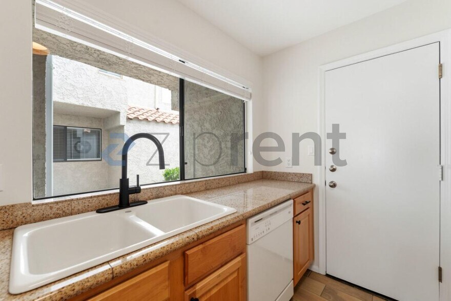 Building Photo - Unit Unit 1018