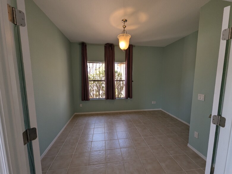 Building Photo - 5389 S Royal Richmond Dr