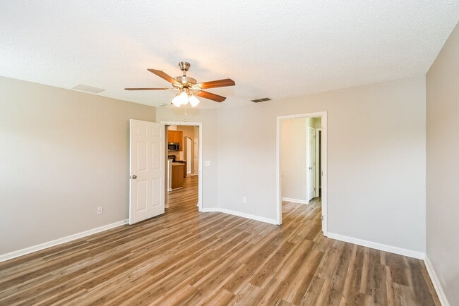 Building Photo - 1747 Northglen Cir