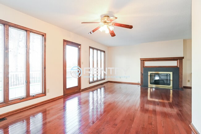 Building Photo - 123 Tiger Ln