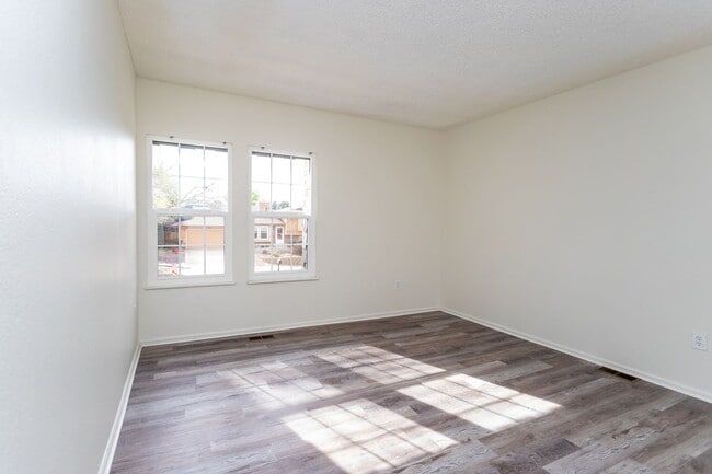 Building Photo - Beautifully Maintained Townhome with Fantastic Amenities