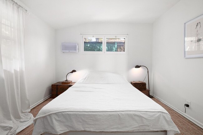 Building Photo - Fully Furnished: 3 bed/ 2 Bath Mid-Century Home w/views of Griffith Observatory in the Hollywood ...