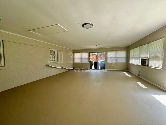 Building Photo - 712 Sir Michael Dr