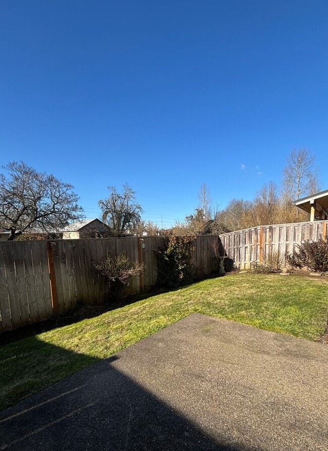 Building Photo - 2 Story Home in the Desirable Columbia Estates Development