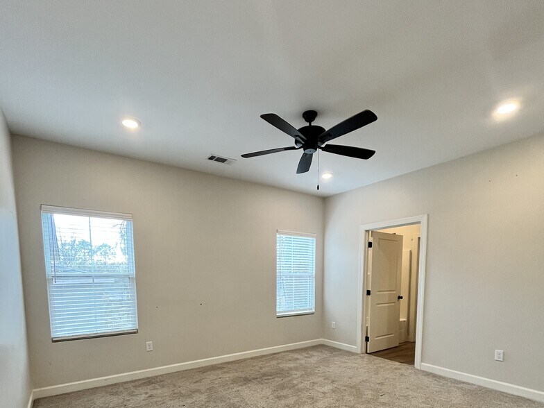 Building Photo - 239 Cedar St