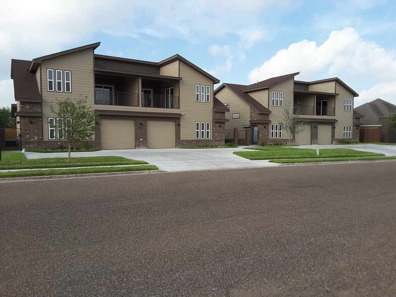Building Photo - 1000 E Daffodil