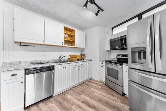 Building Photo - 3750 Victoria Dr