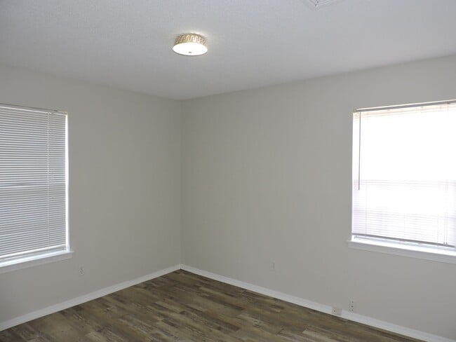 Building Photo - Great location in northeast Pensacola!