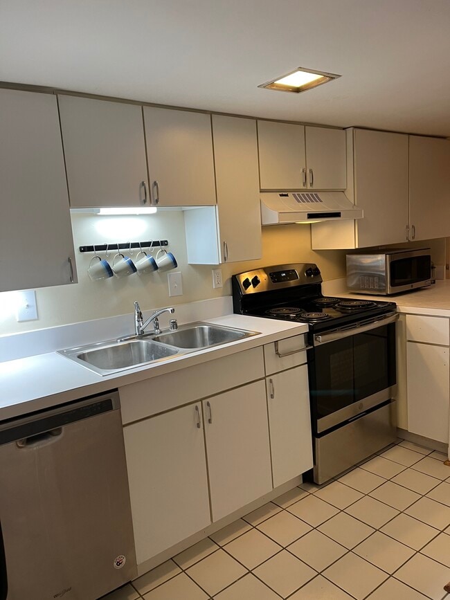 Building Photo - 1825 Swann St NW