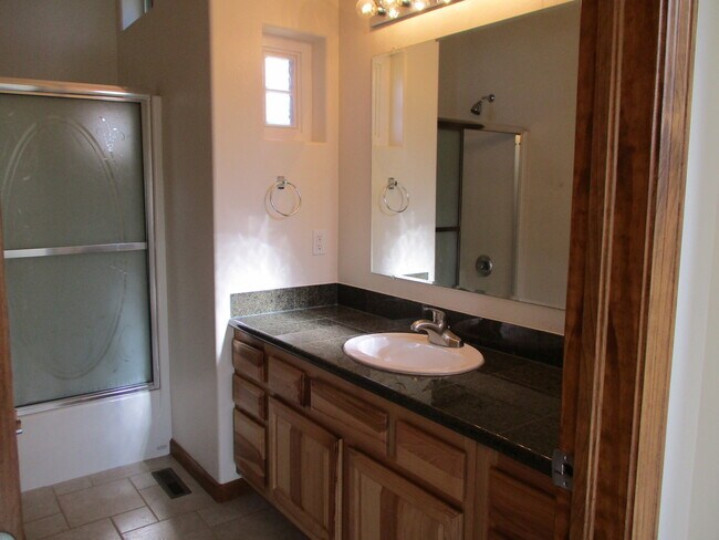 Building Photo - Unfurnished 3 Bed, 2 Bath Home for Rent in Lake Forest