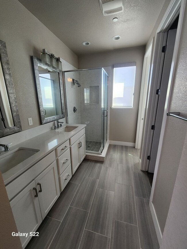 Building Photo - Beautiful two story home in the great neig...