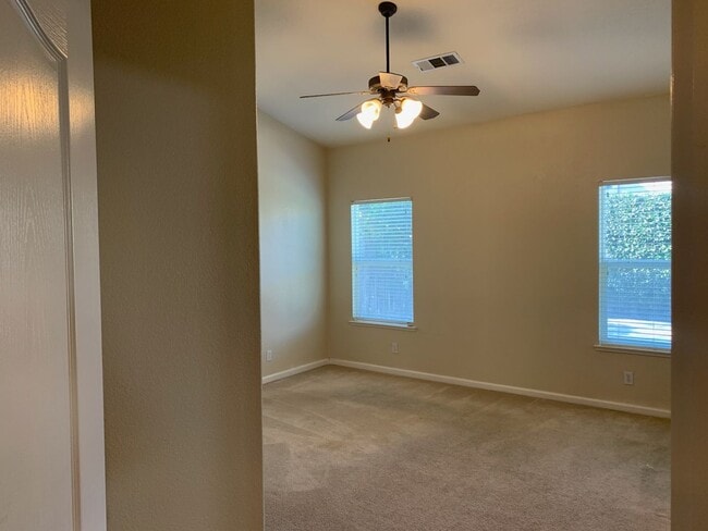 Building Photo - Turlock 4 Bedroom 2 bathroom home Near Chr...