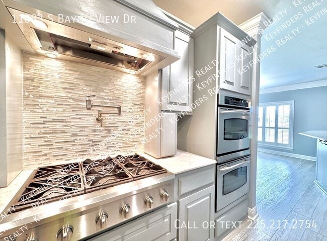 Building Photo - 11083 S Bayou View Dr