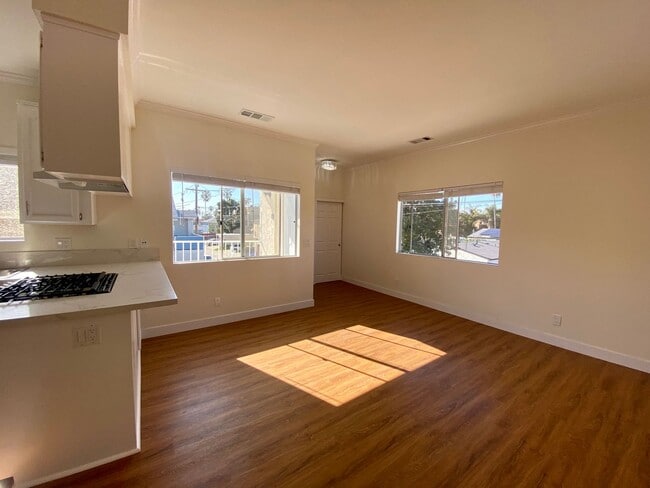 Building Photo - Upstairs 2BD Apartment Home! Great PB Location! Garage! AC!