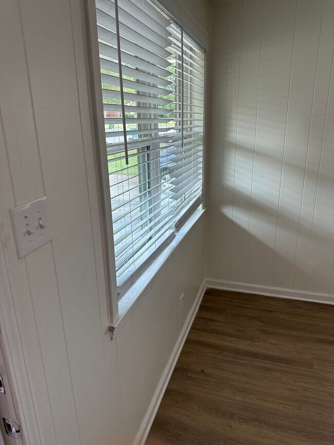 Building Photo - Charming 2BR Duplex in Memphis