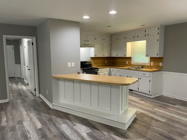 Building Photo - 3 bed, 2 full bath home located in Ashebor...