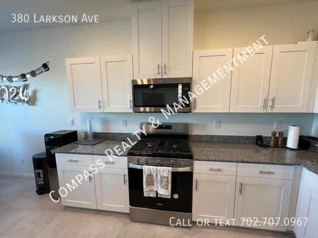 Building Photo - 380 E Larson Ln