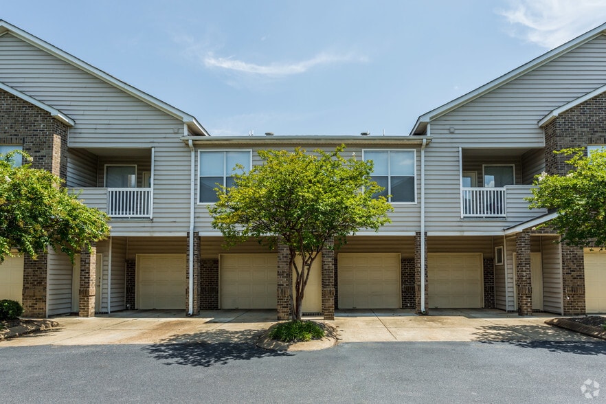 Apartment Exterior with Attached Garages | Apartments in Memphis TN | Waterford Place Apartments - Waterford Place Apartment Homes