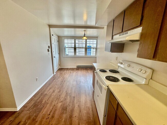 Building Photo - 808 W Augusta Ave