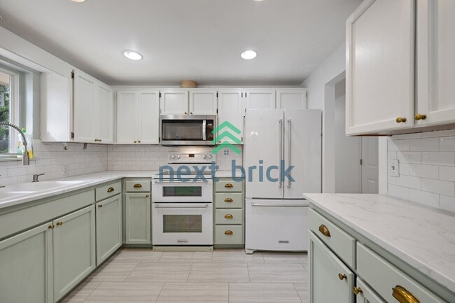 Building Photo - Charming 3-Bedroom Edmonds Home with 2 Full Baths and Spacious 1982 Sq. Ft. Living Space!