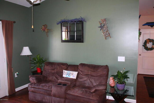 Building Photo - Beautiful 2 Bedroom 2 Bathroom Located in ...