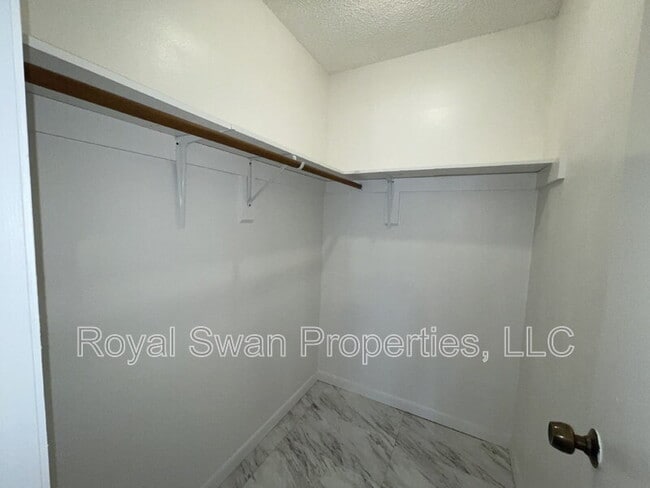 Building Photo - 222 Lakeview Dr