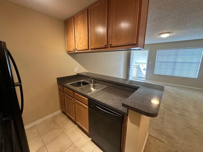 Building Photo - 1 Bedroom - 1 Bath - 2nd Floor - Community...