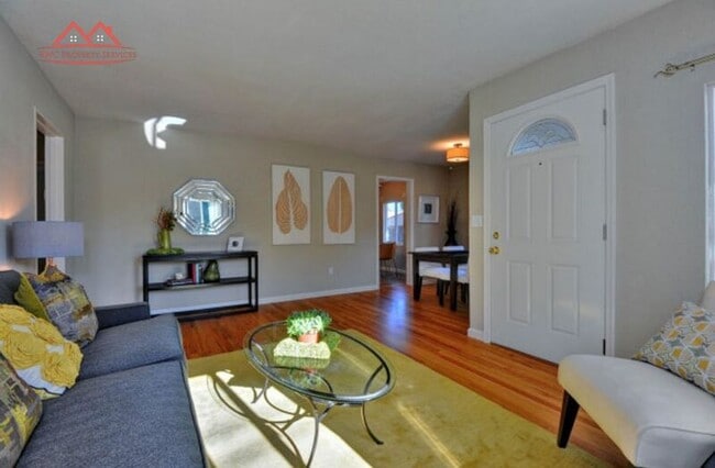 Building Photo - 493 Southwood Ave