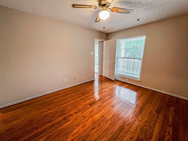 Building Photo - Charming 1 Bed 1 Bath Unit With Private Balcony In The Fountains At McLean - Water Included