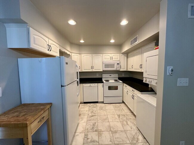 Building Photo - 6514 S Lakeshore Dr