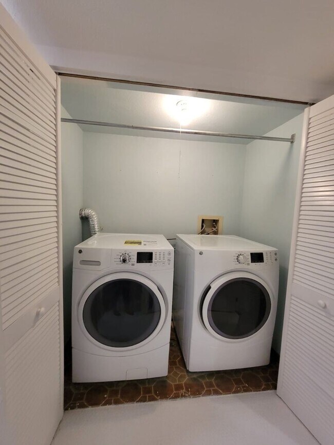 Building Photo - Updated 2 bed 2 bath condo with 1 car gara...