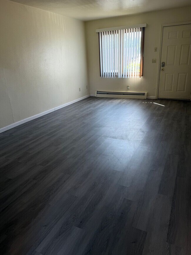 Building Photo - 2BR 1.5BA | Midtown Townhouse Style | Pets...