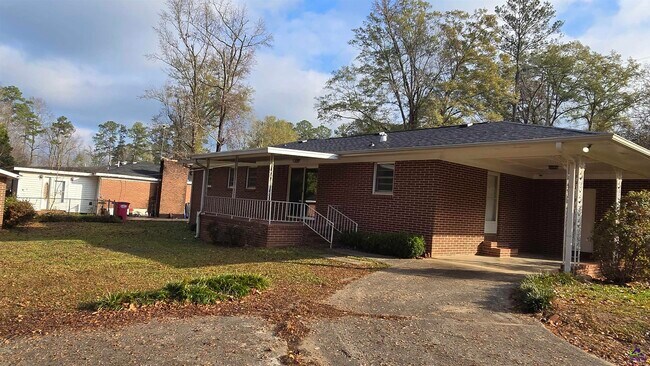 Building Photo - 4035 Meadowbrook Dr