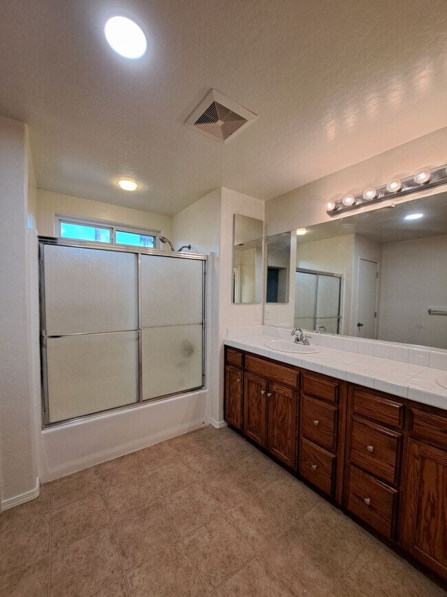 Building Photo - Comfortable Two-Story 4BR Home in Fresno!