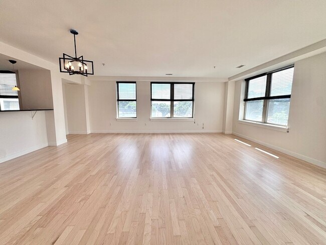 Building Photo - 323 Boylston St