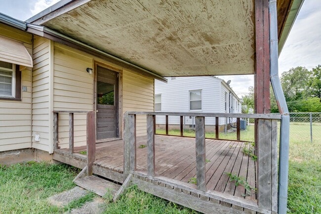 Building Photo - Charming 2-Bedroom Home with Original Hard...