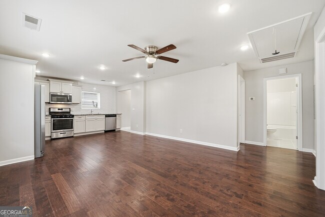 Building Photo - 250 Maple St