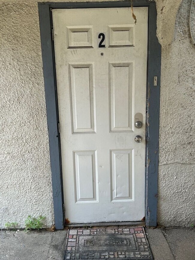 Building Photo - Contemporary 1BR/1BA - Location Meets Styl...