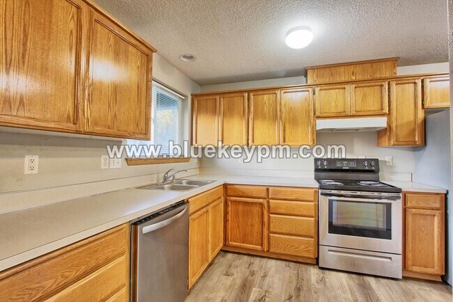 Building Photo - 3 Bed, 2 Bath Home in a Culdesac Near St. James Road and NE 54th Street