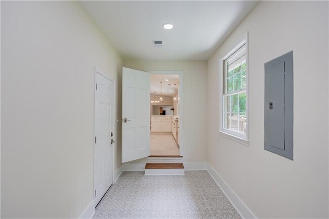 Building Photo - 770 Crest Valley Dr NW