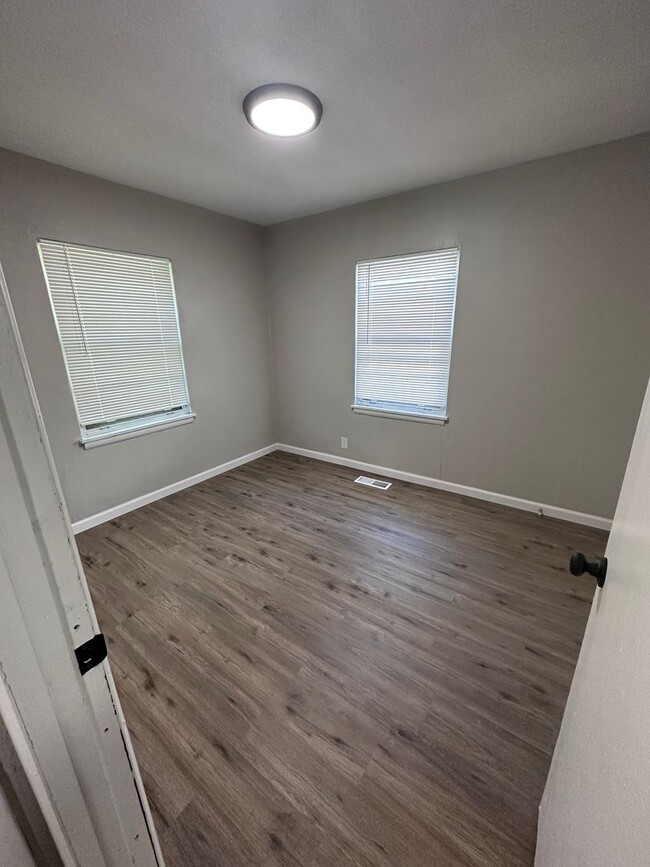 Building Photo - $1125 - 3 bedroom / 1 bathroom - Gorgeous ...