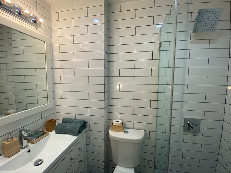 Building Photo - 648 Chauncey St