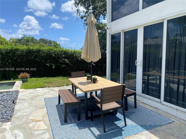 Building Photo - 4050 NE 25th Ave