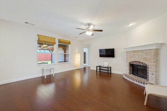 Building Photo - Beautiful Open-Concept Home with Large Backyard